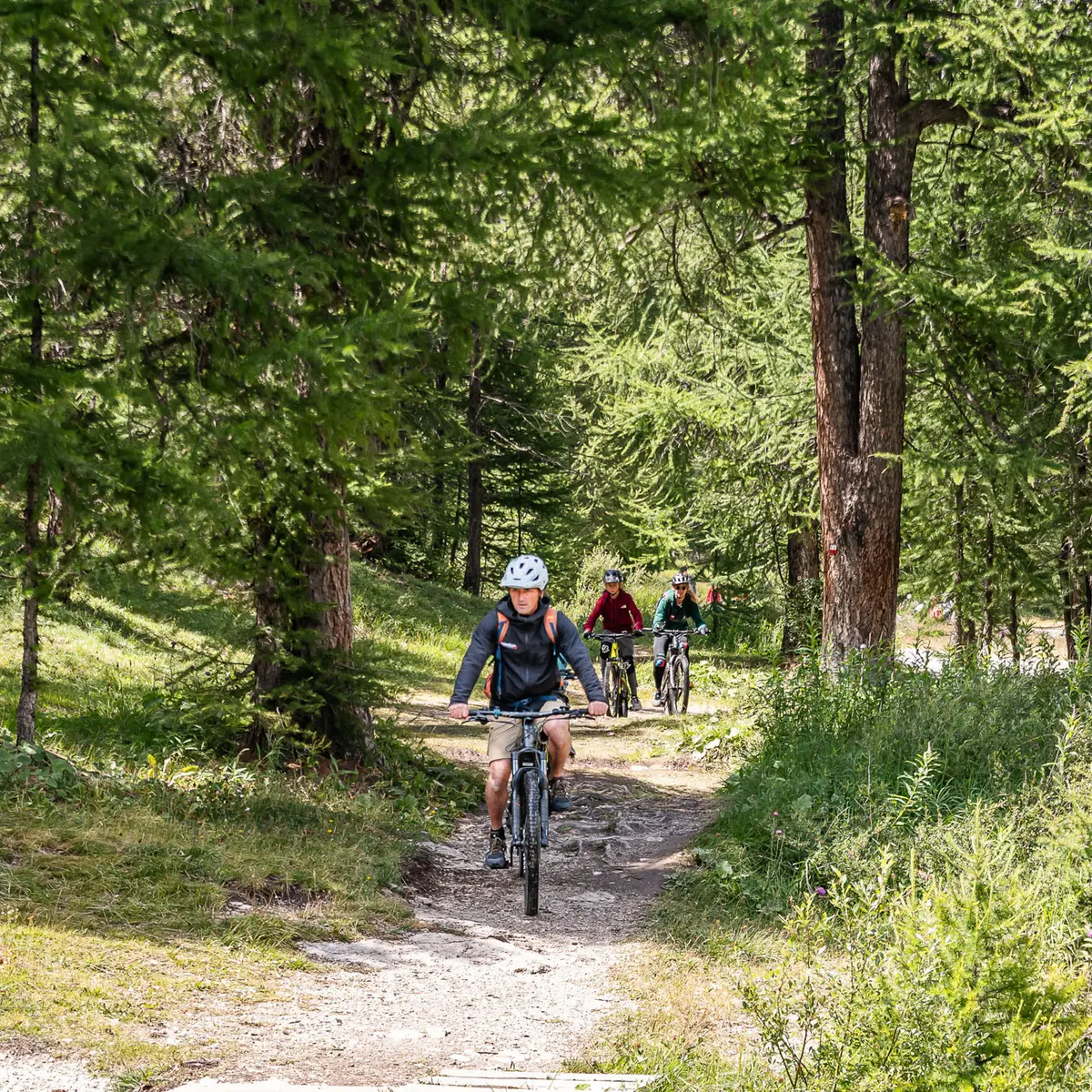 Excursion en VTTAE / E-Bike à Val d'Isère en été avec l'école de VTT Evolution 2