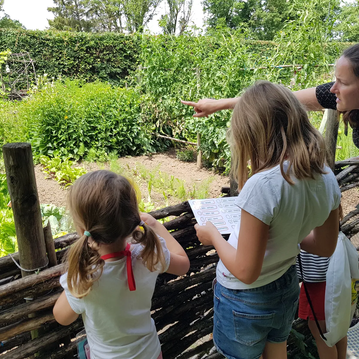 Enfants avec le Sac Défi Saveurs découvrant le potager