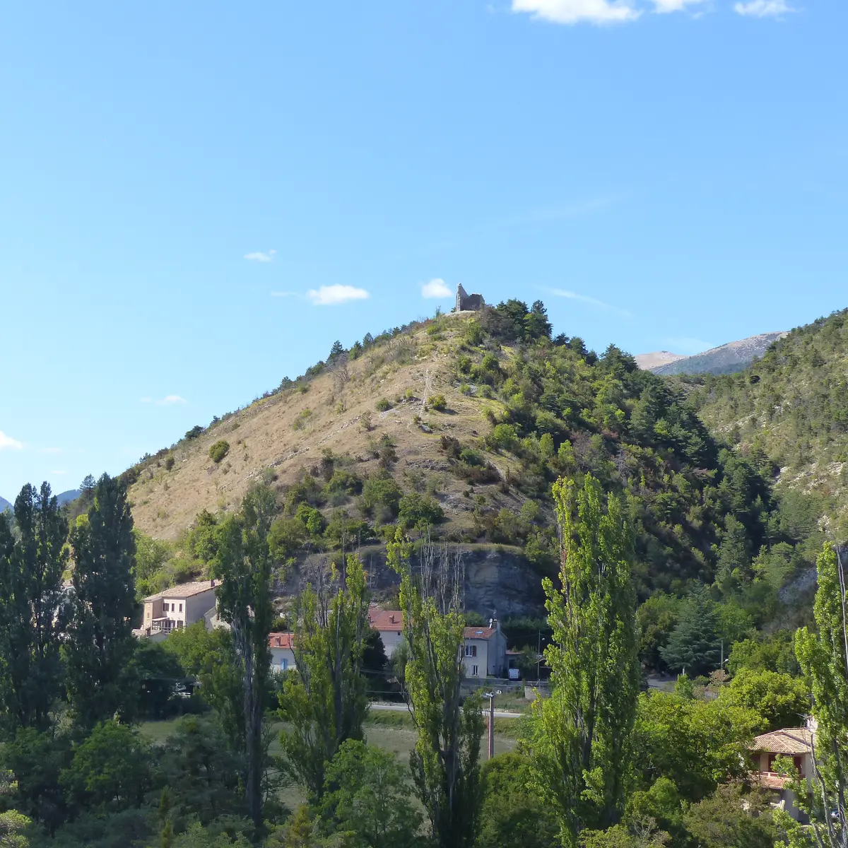 La tour pentagonale surplombe le village