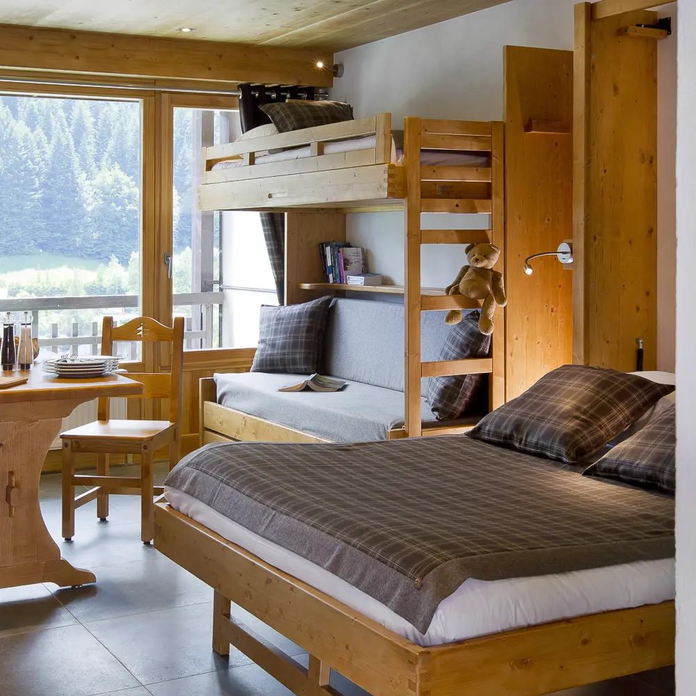 Séjour avec lit double et lits superposés, salle à manger/Living room with a double bed and bunk beds, dining room-Danay n°33-Le Grand-Bornand