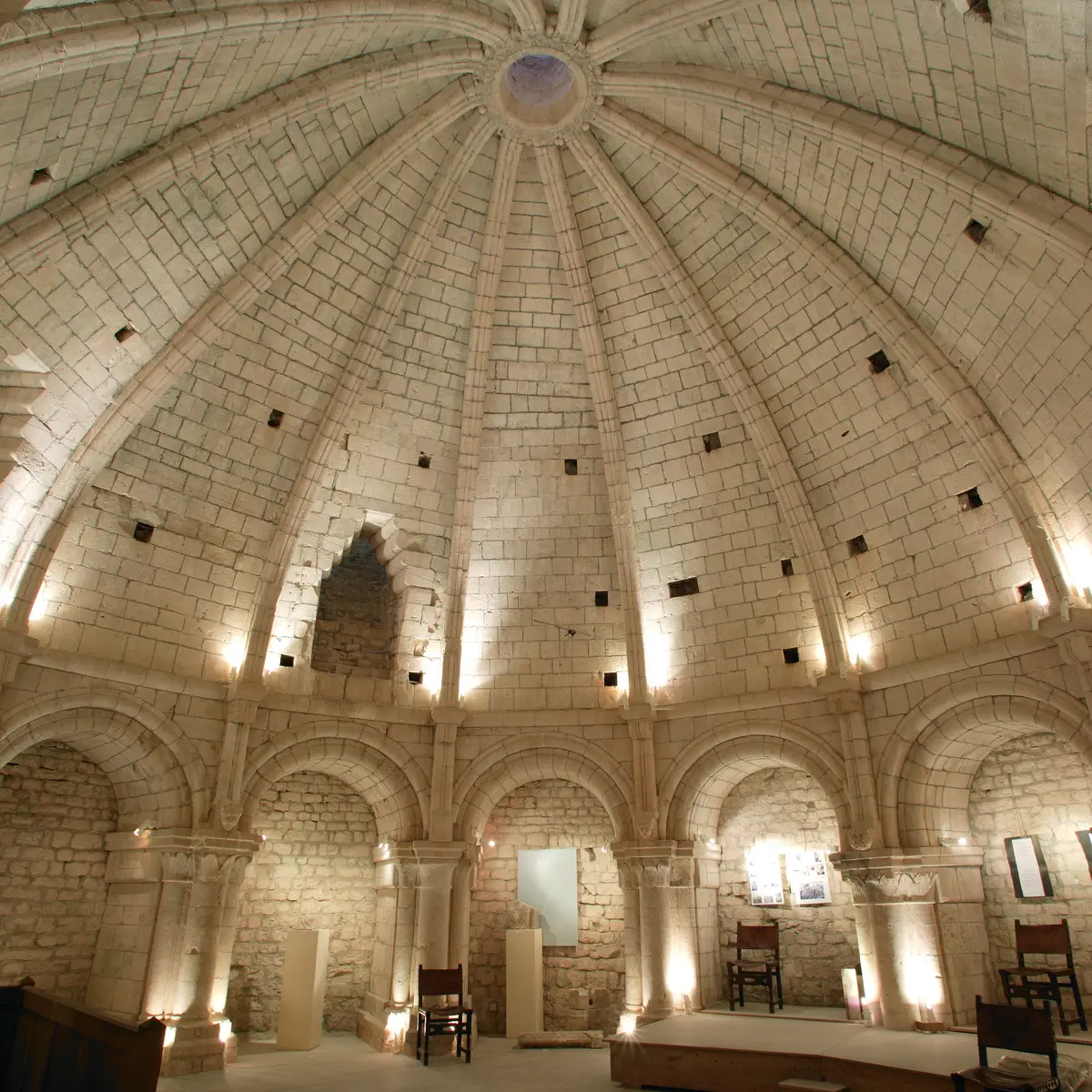 Salle du XIIe siècle couverte d'une rotonde, visible au premier étage du donjon