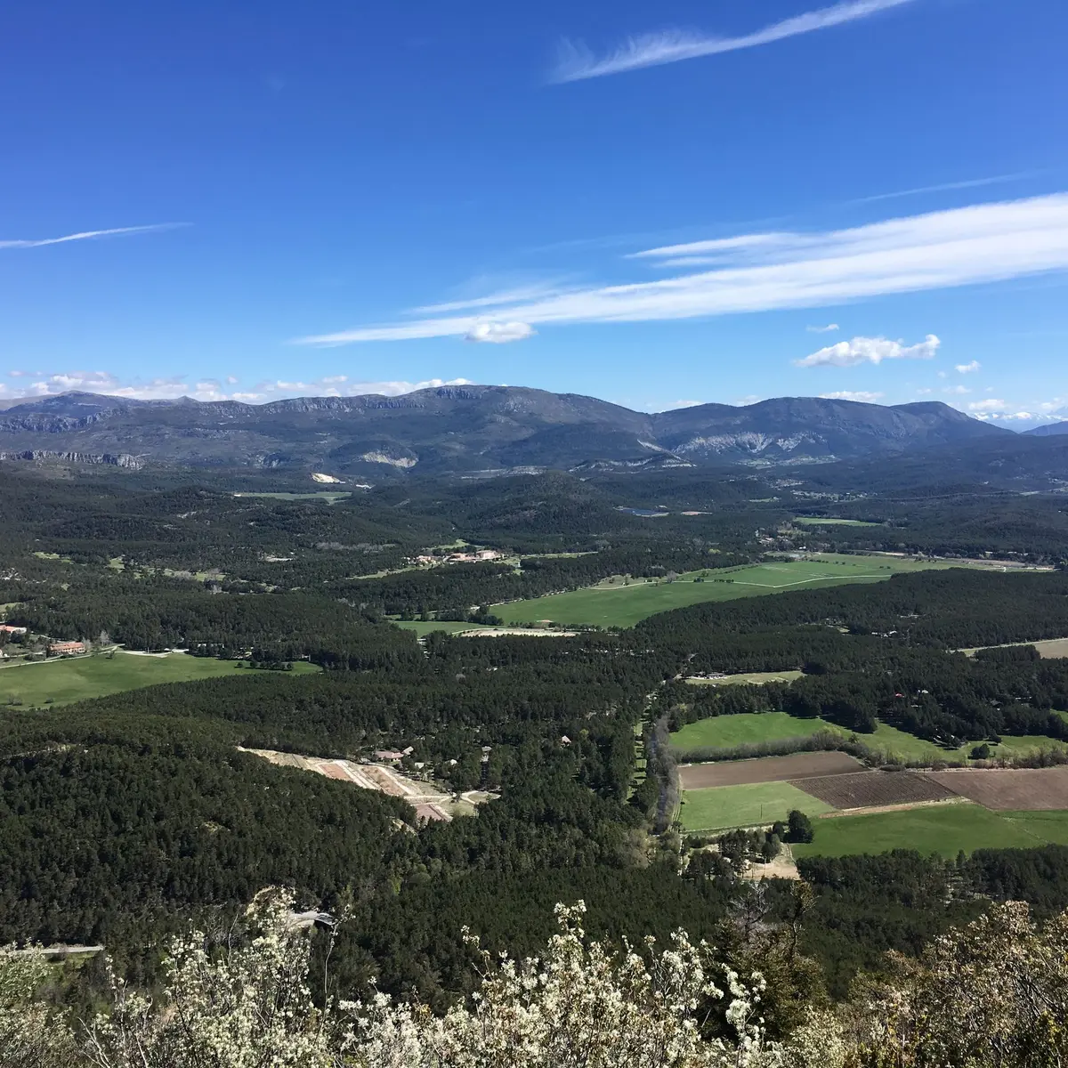 Panorama sur les plaines et les sommets aux alentours du verdon