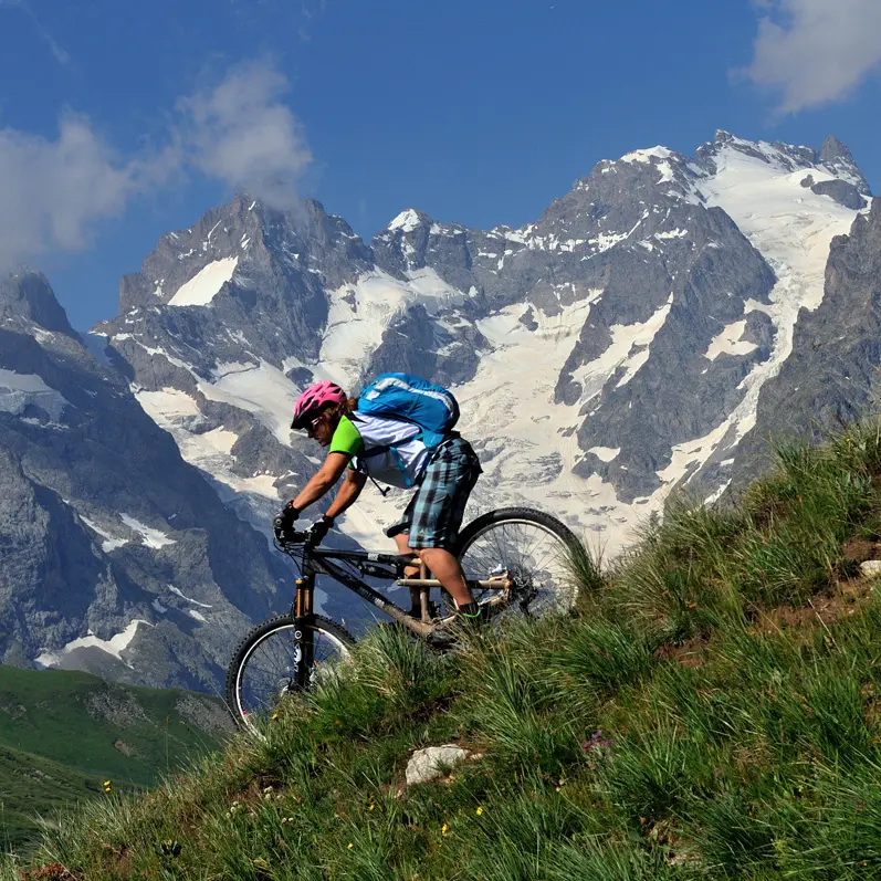Descente sur fond de Glacier de l'Homme et du Lautaret