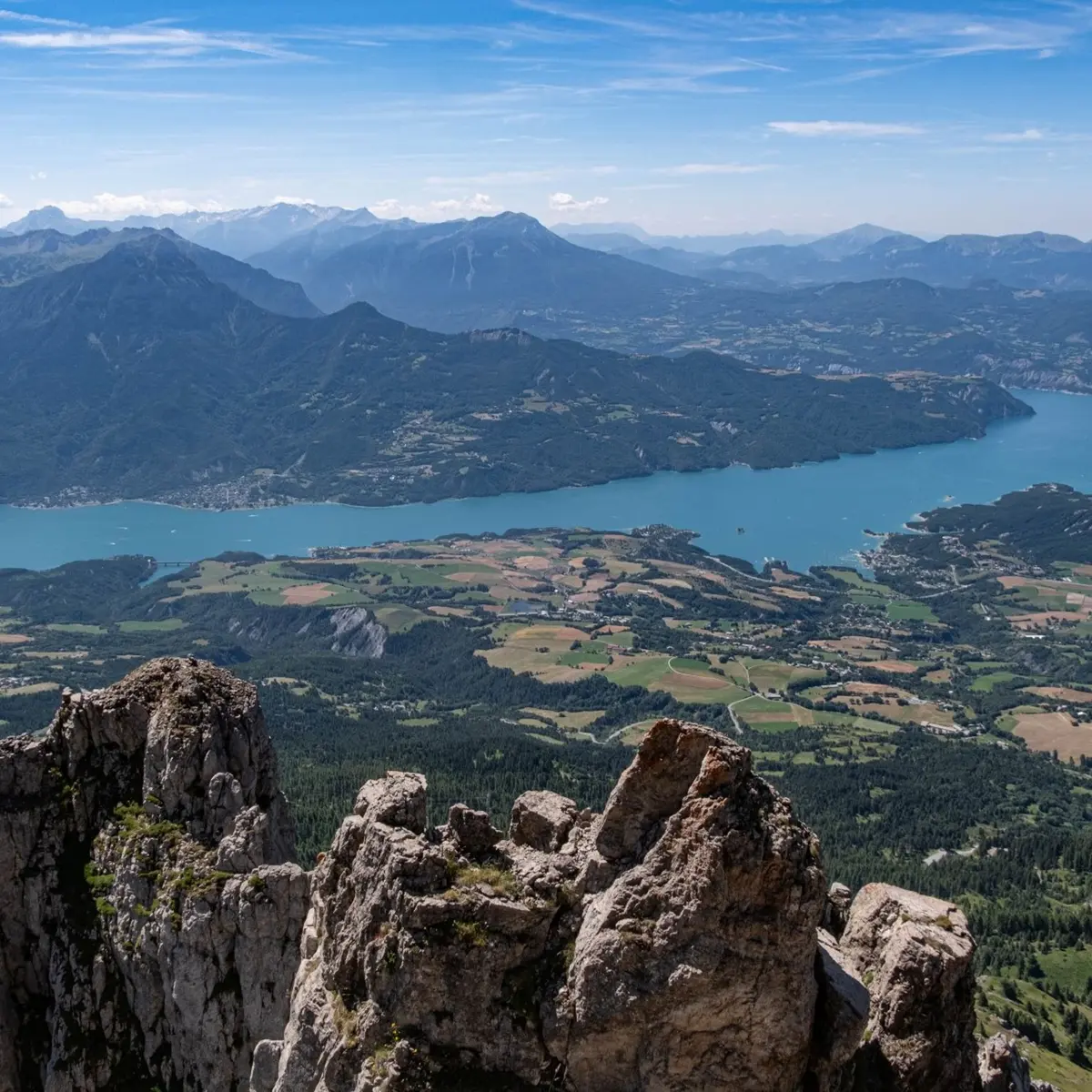 Vue sur le lac de Serre-Ponçon depuis le sommet des Aiguilles de Chabrières