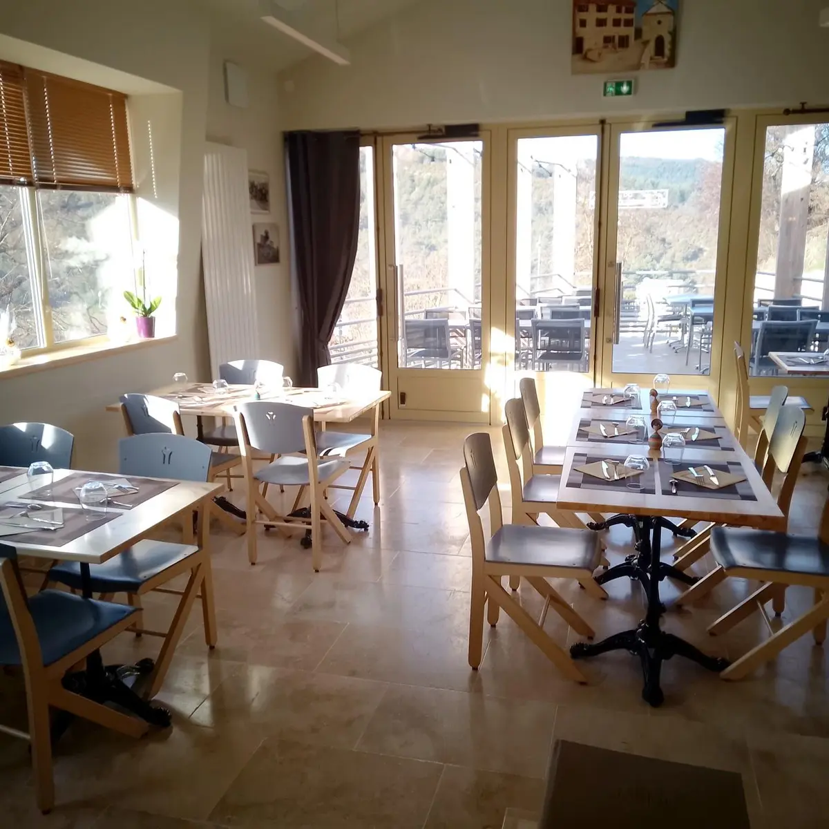 Salle donnant sur la terrasse