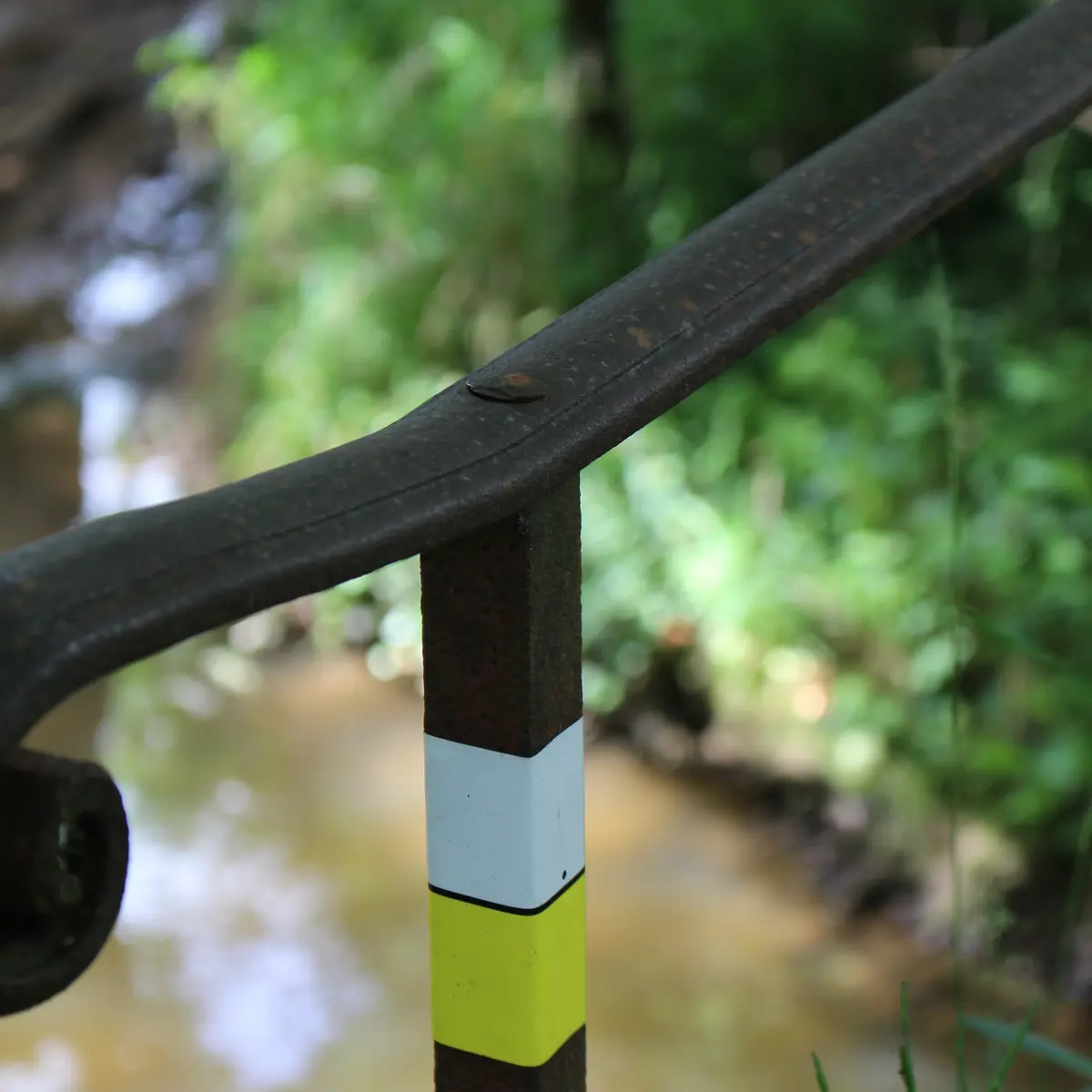 Balisage jaune et blanc
