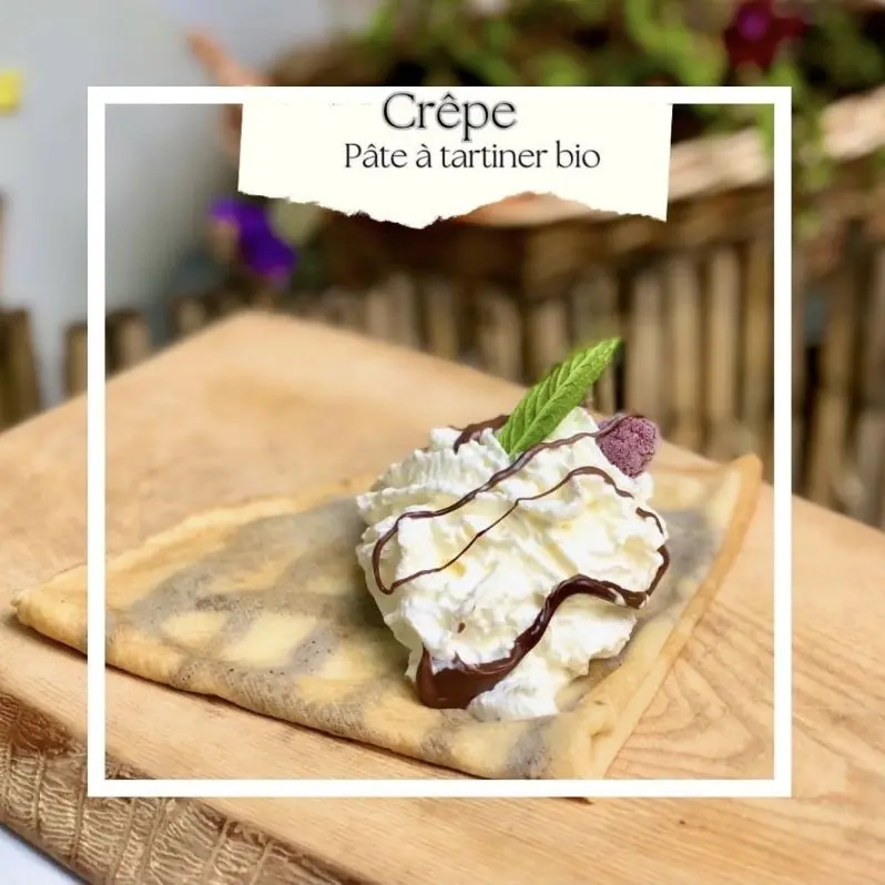 Crêpe à la pâte à tartiner bio avec de la chantilly