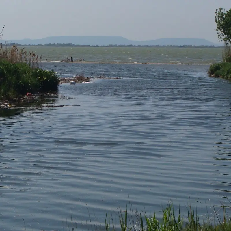 L'embouchure de la Cadière, à Marignane (Bouches-du-Rhône). L'étendue d'eau au second plan est l'étang de Bolmon. Au fond, le cordon du Jaï.