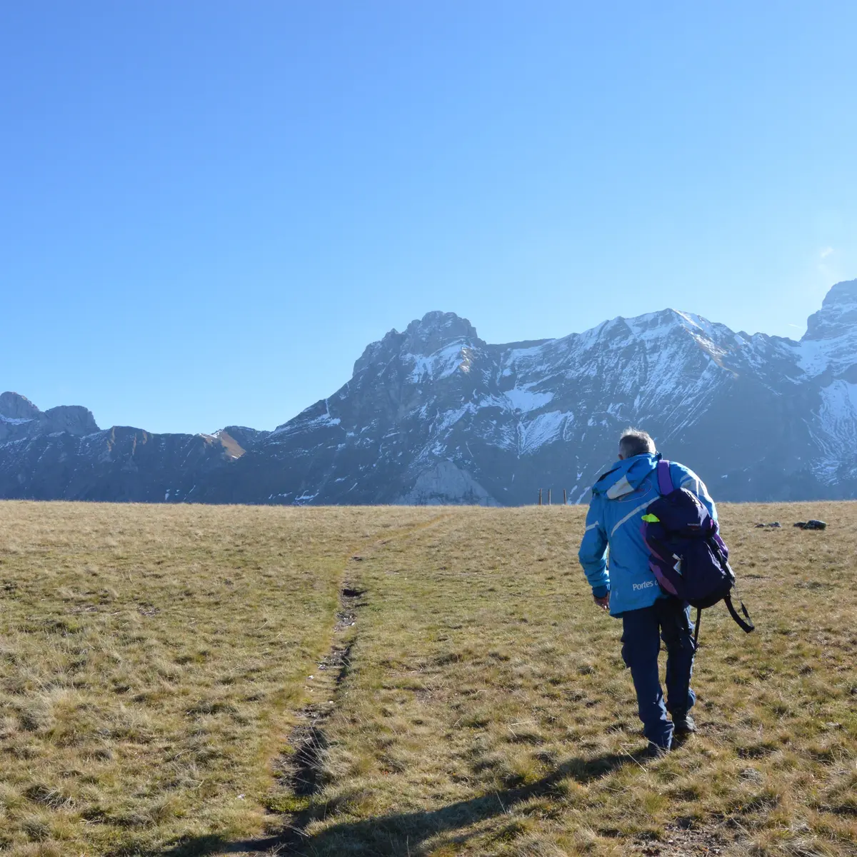Randonneur sur la boucle Glacière au Frachets