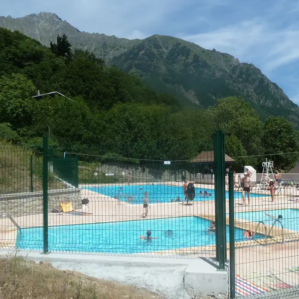 Piscine municipale chauffée de St Firmin, à 300m du Camping La Villette, vallée du Valgaudemar
