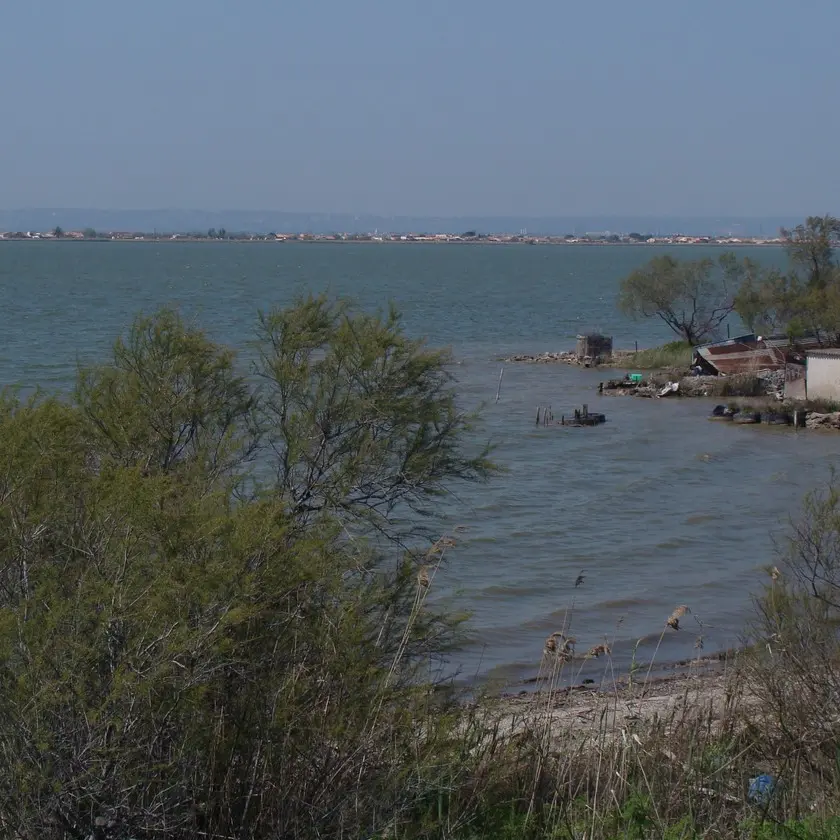 L'Étang de Bolmon à la pointe de l'Estéou (Marignane). Au fond, le cordon du Jaï.
