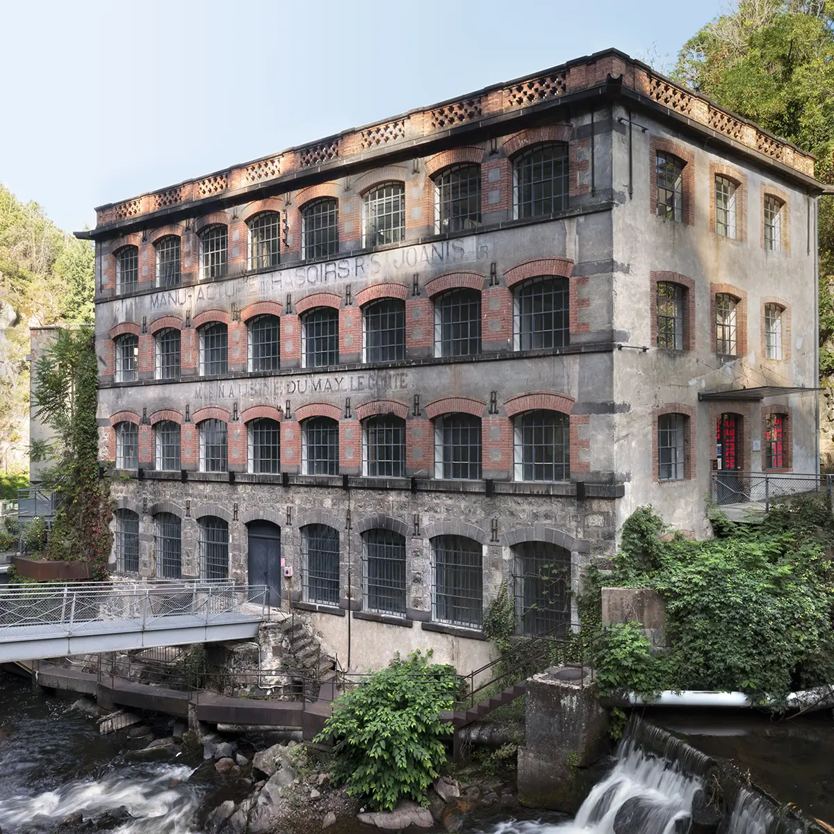 Le Creux de l'Enfer su côté de l'usine du May, extension du centre d'art contemporain