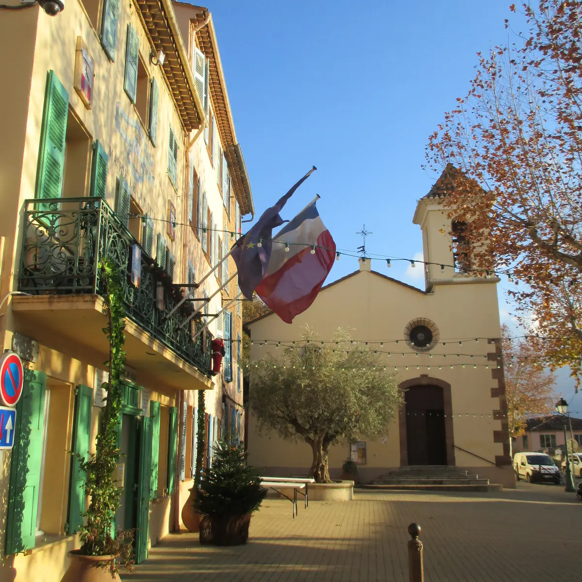Place de la Mairie et Eglise Saint Victor