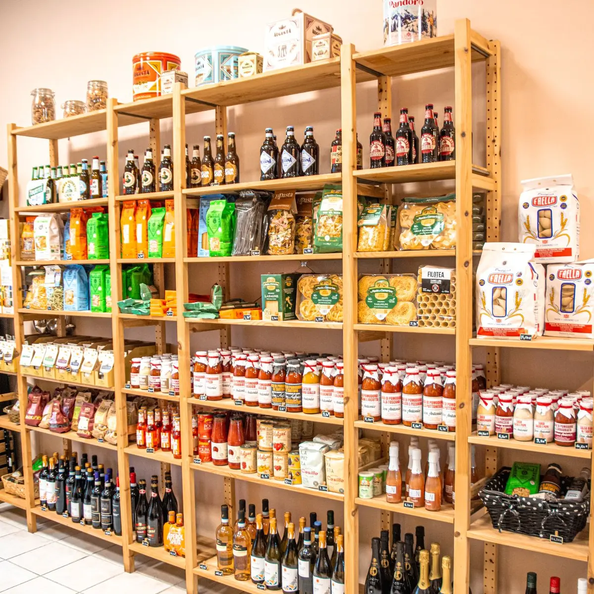 rayonnage avec produits italiens comestibles