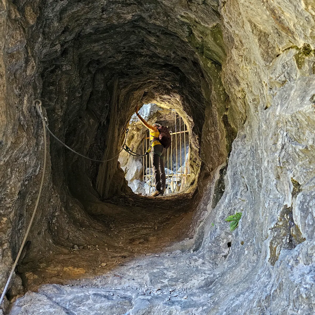 Traversée d'une galerie de l'ancienne mine