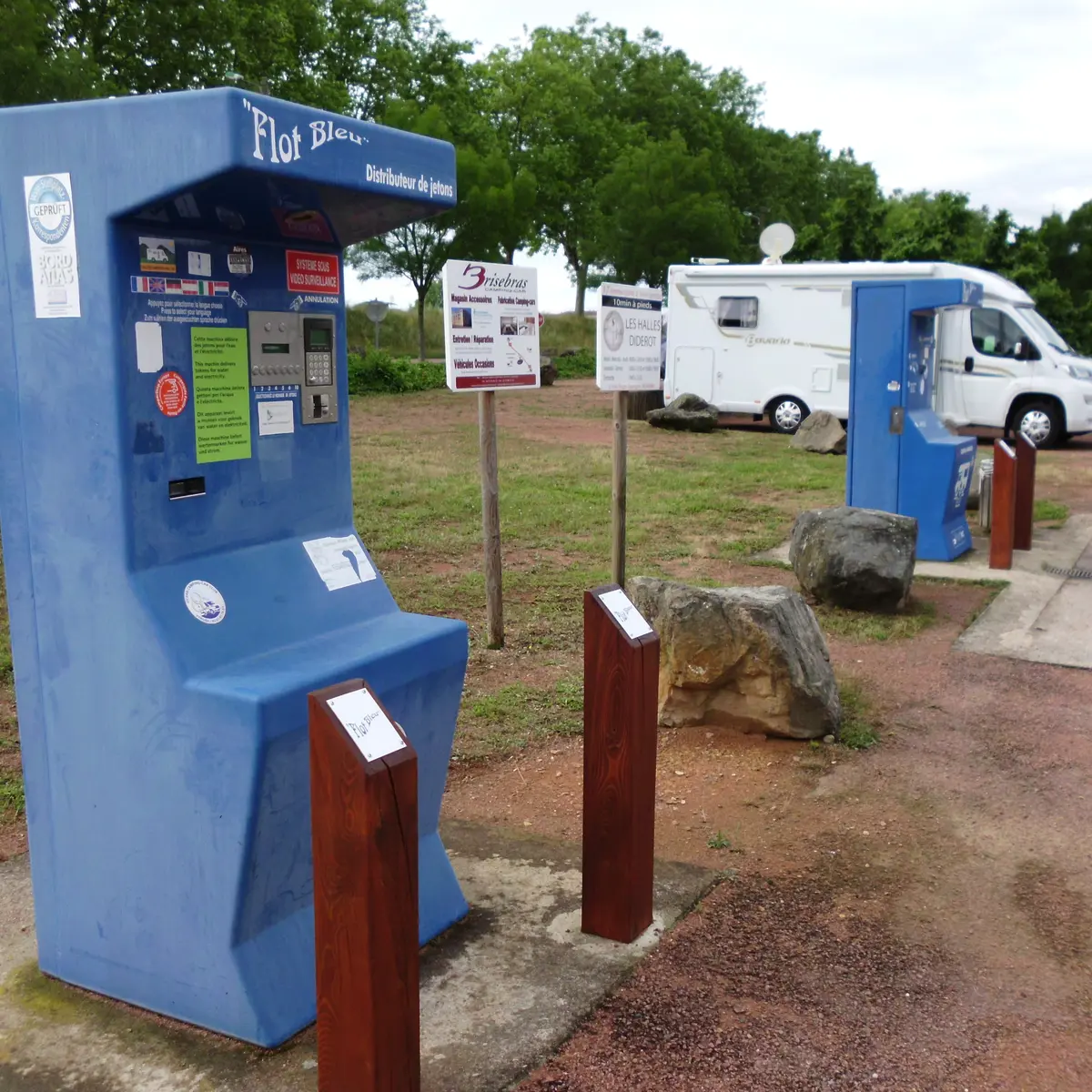 Bornes achat jetons et service vidange et remplissage en eau