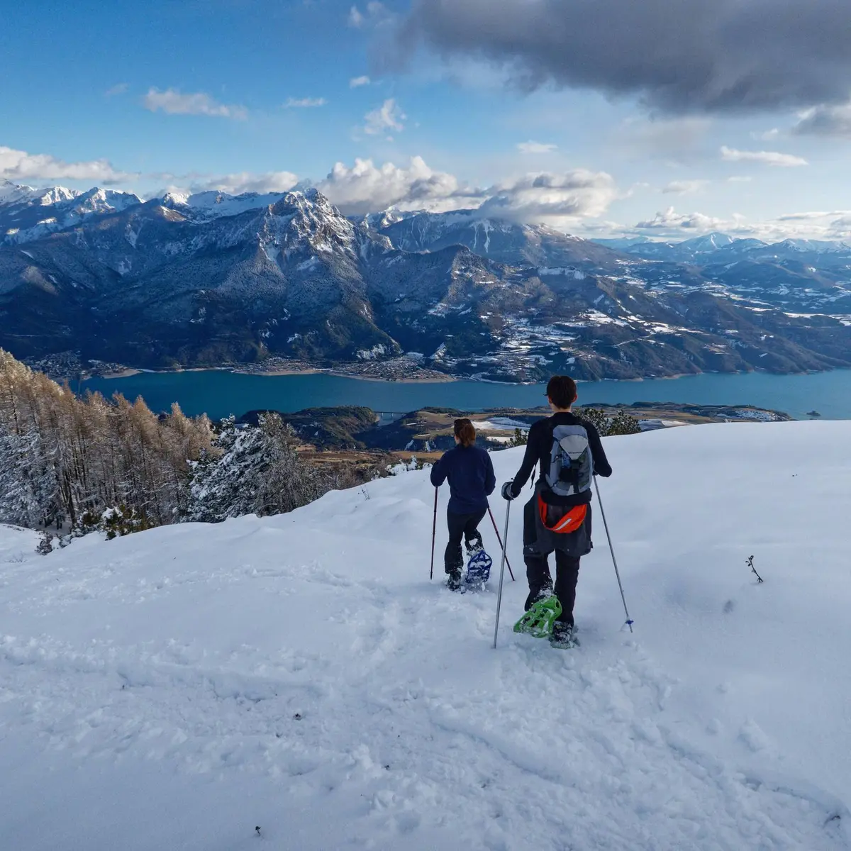 Randonneur face au lac de Serre-Ponçon