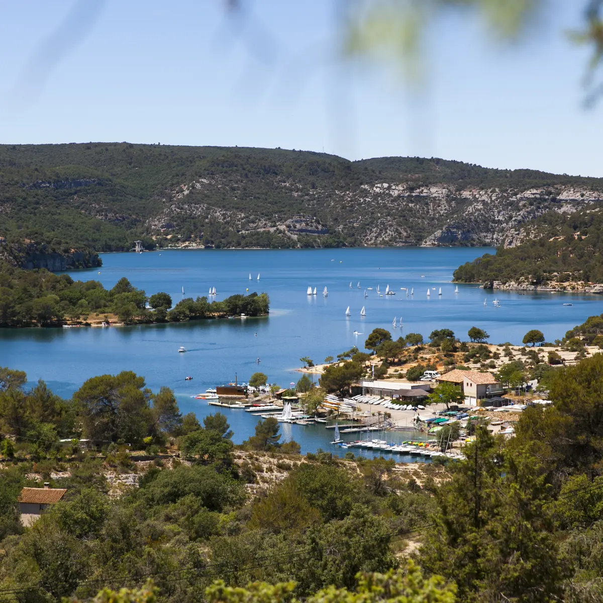 vue sur le village et le lac d'Esparron-de-Verdon