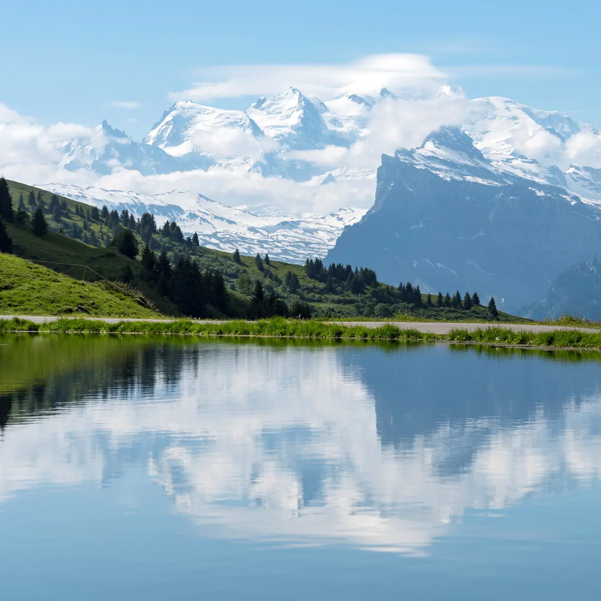 Lac de Joux Plane et Mont blanc