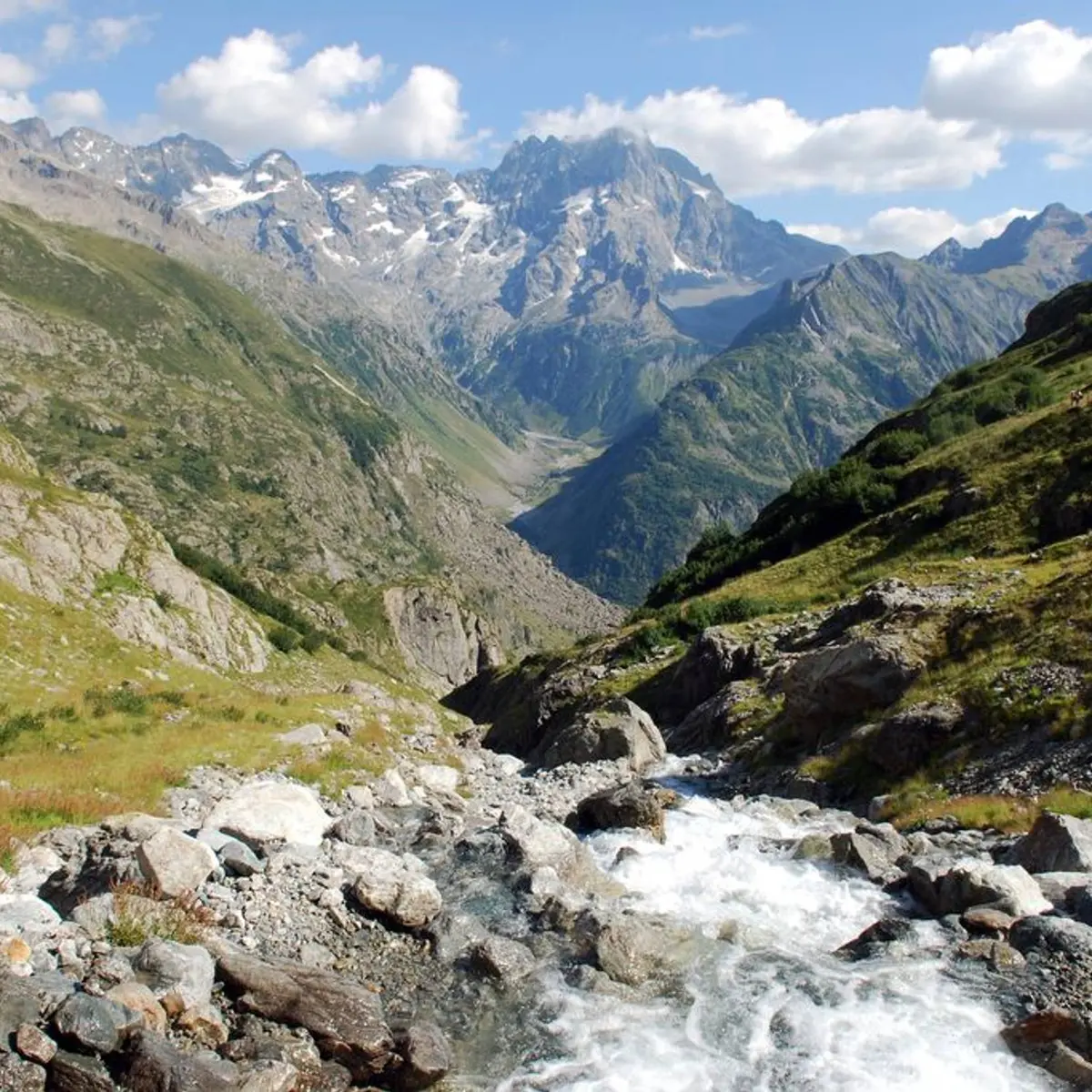 Le torrent de Muande Bellone et le Sirac en dernier plan