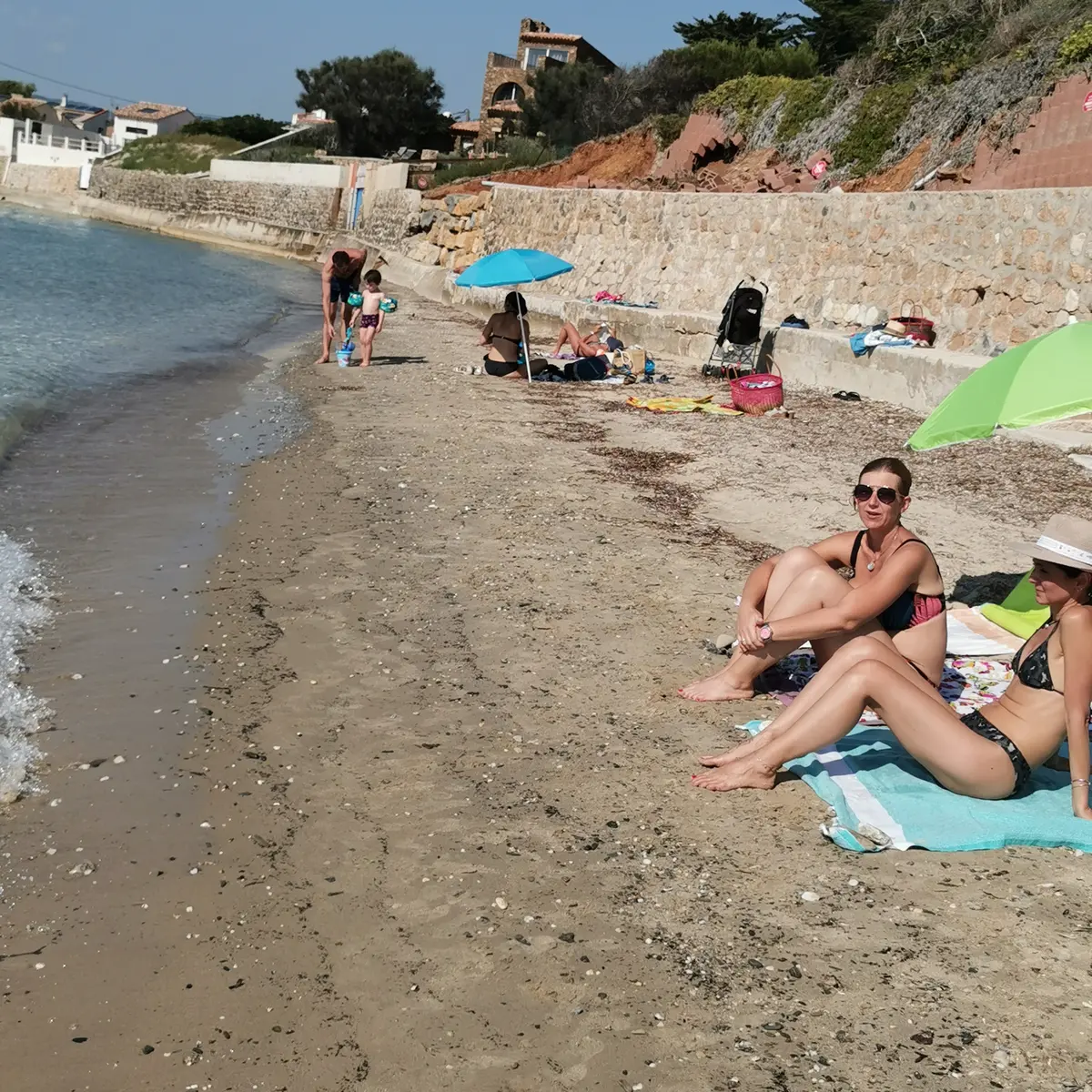 Petite plage de sable sur le passage du sentier du littoral