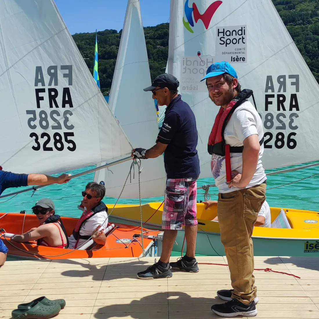 Ponton équipé pour l'embarquement des personnes  en situation de handicap