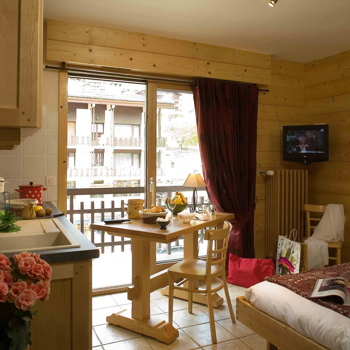 Séjour avec lit double et télévision, cuisine/Living room with a double bed and a television, kitchen-Danay-Le Grand-Bornand