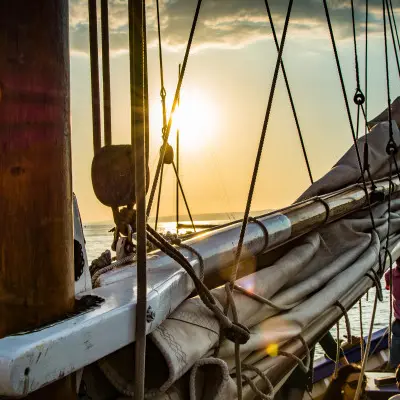 Coucher de soleil à la voile, buffet et vins de Provence