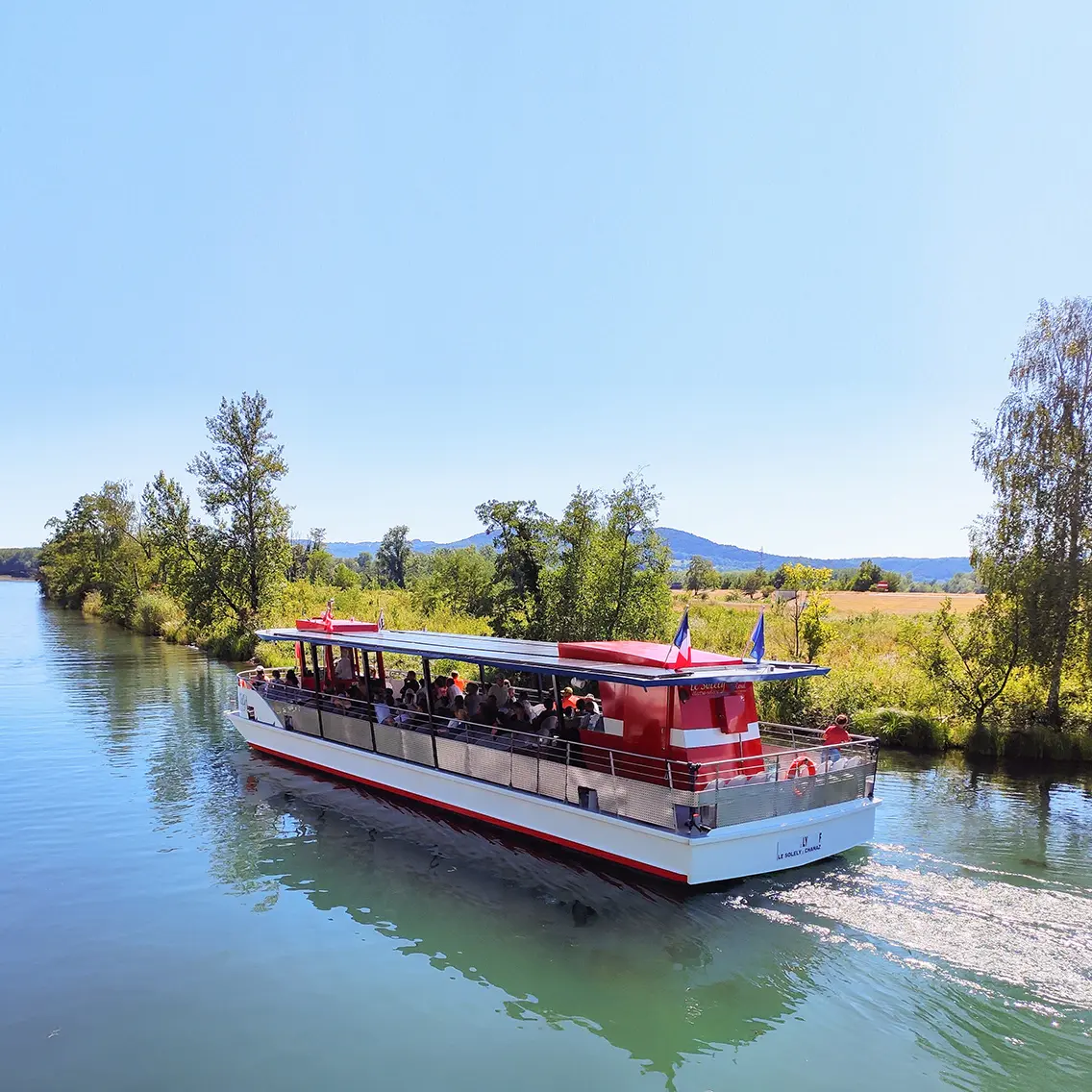 Bateau croisière naviguant sur le Haut-Rhône
