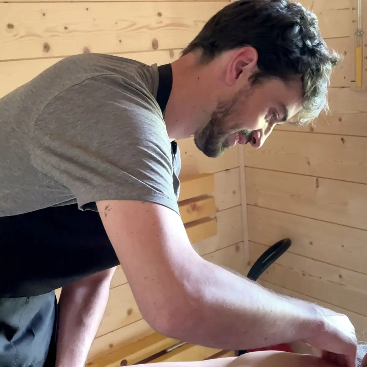 Marc massant une cliente