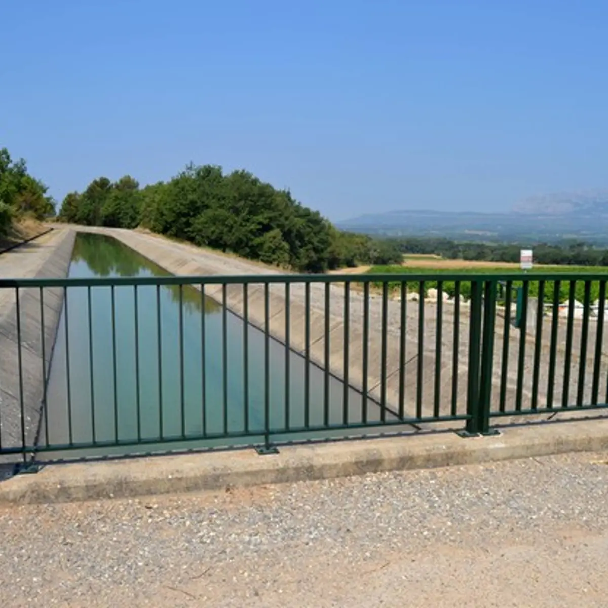 Le pont qui enjambe le Canal de Provence