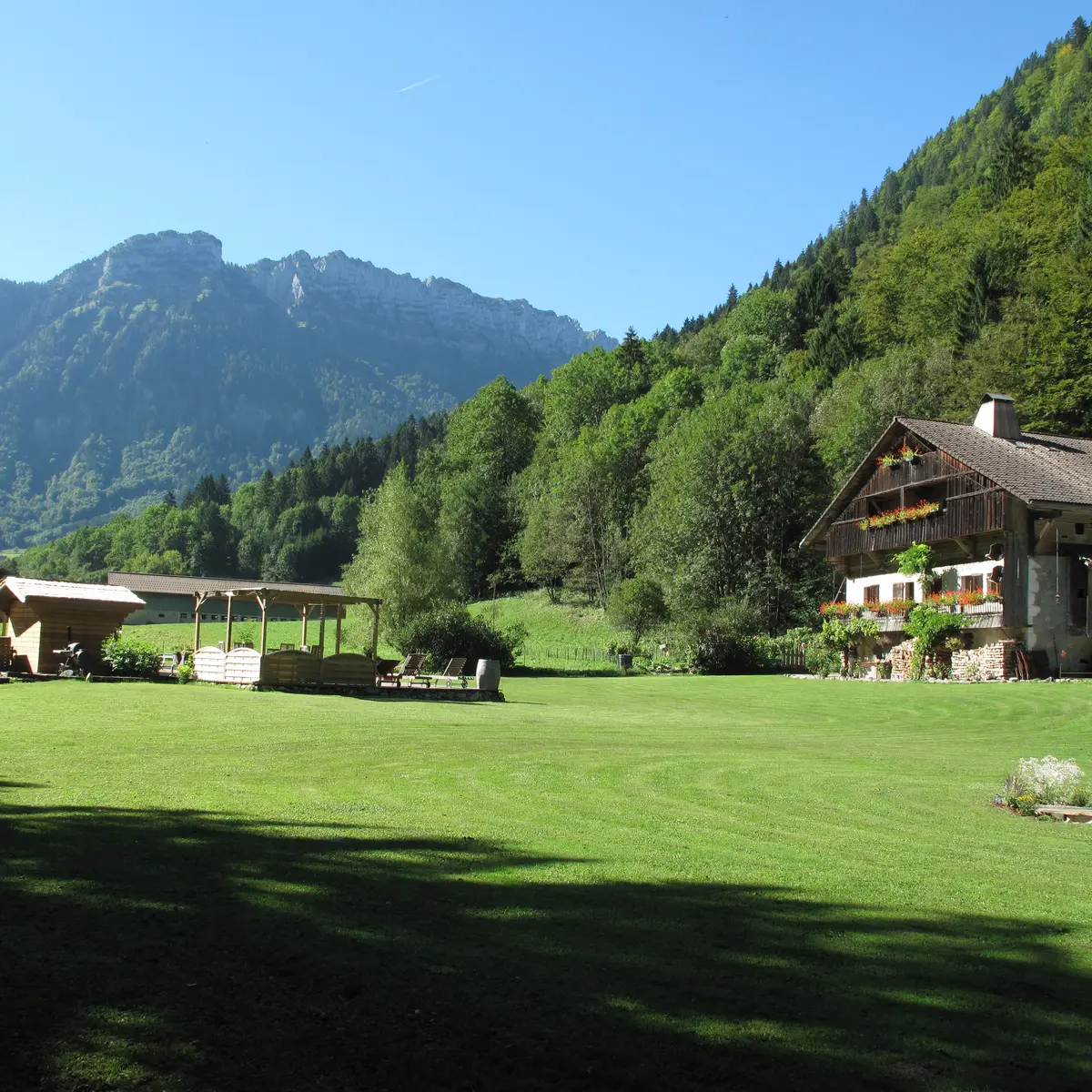 Arrivée à Entremont, chalet en fond de Vallée