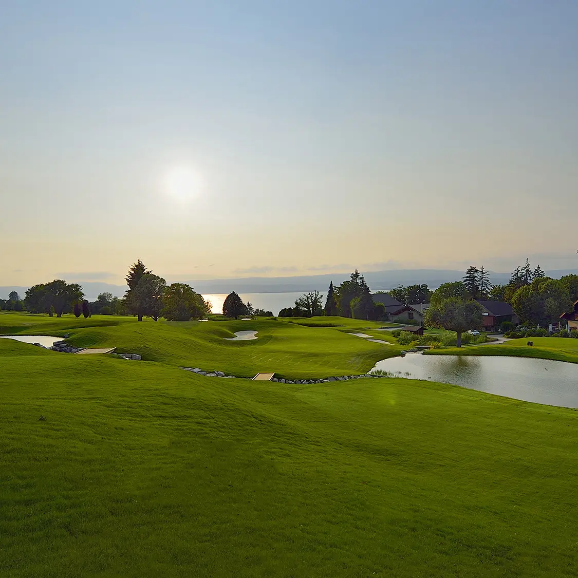 golf au coucher de soleil