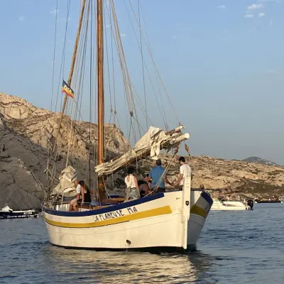 Coucher de soleil à la voile, buffet et vins de Provence