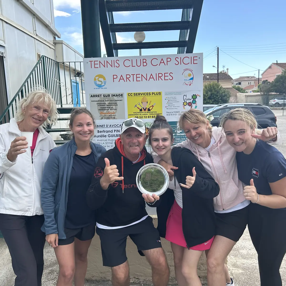 Équipe Dame championne du Var 2023 en Division 5 autour de leur entraîneur