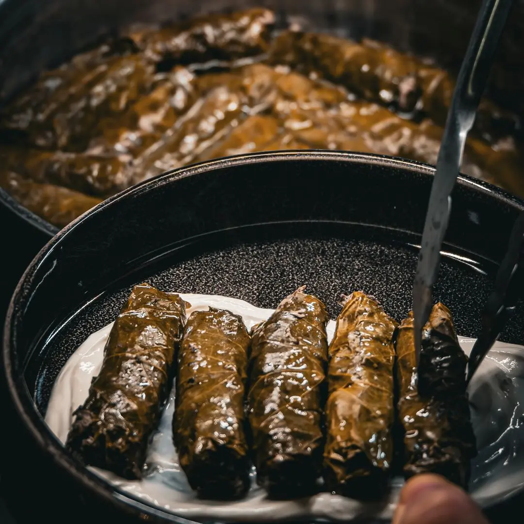 plat à base de feuilles de vigne