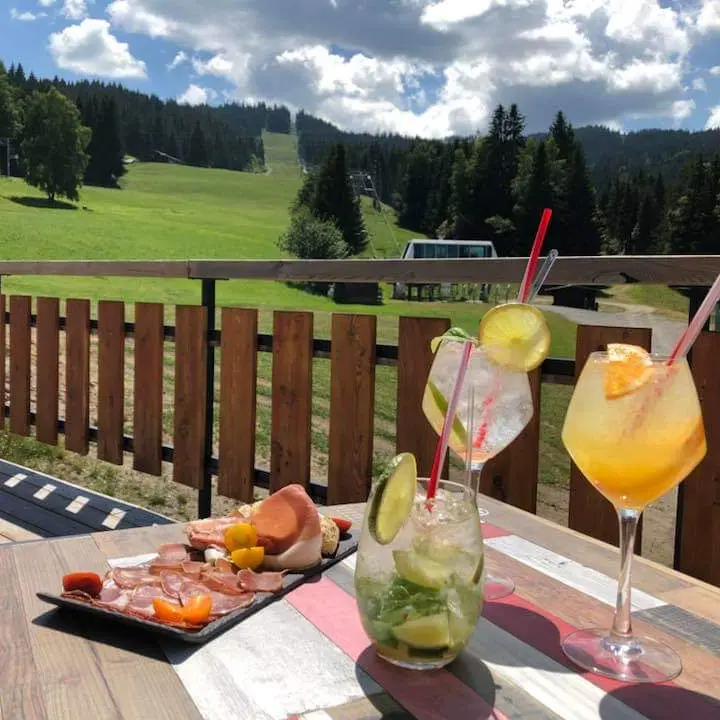Terrasse en été du restaurant Chez Albert