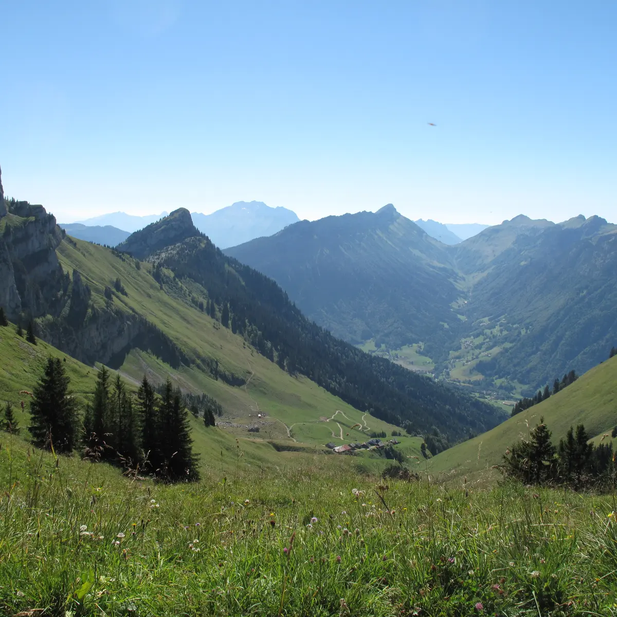 Du col de la Forclaz le Hameau de Mayze et le col de la Buffe