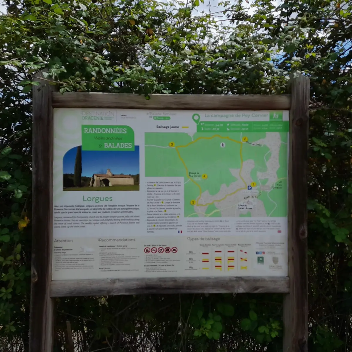 Panneau d'information destiné aux randonneurs avec le descriptif du parcours, les recommandations et l'histoire de Lorgues