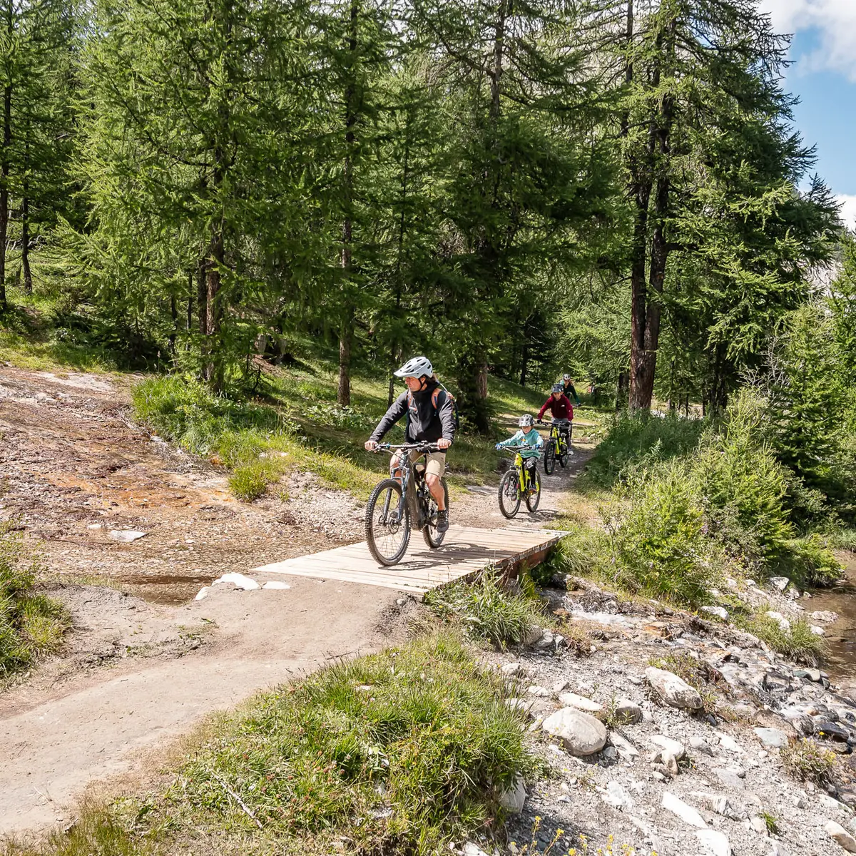 Excursion en VTTAE / E-Bike à Val d'Isère en été avec l'école de VTT Evolution 2