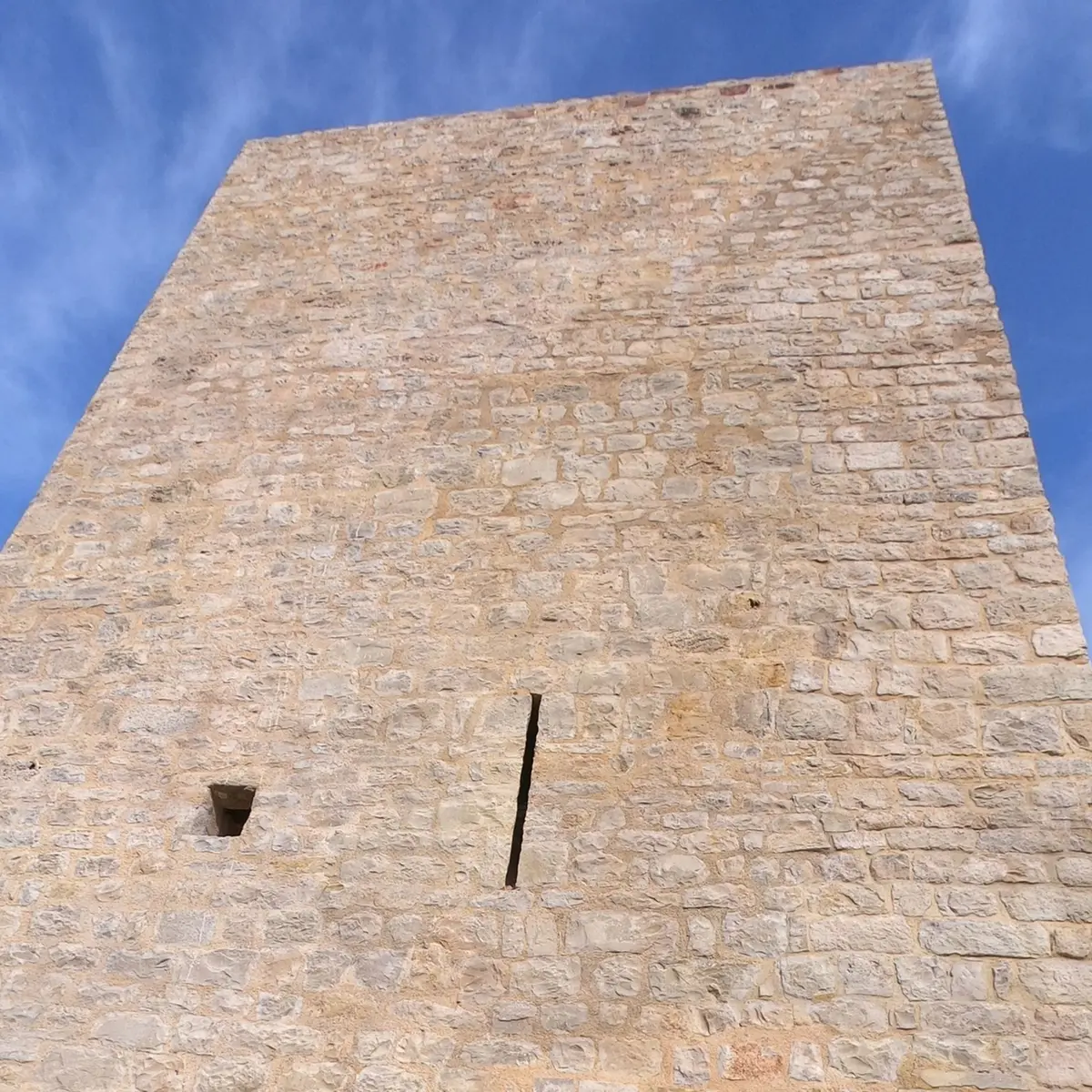 Vue du bas de la tour du Défens