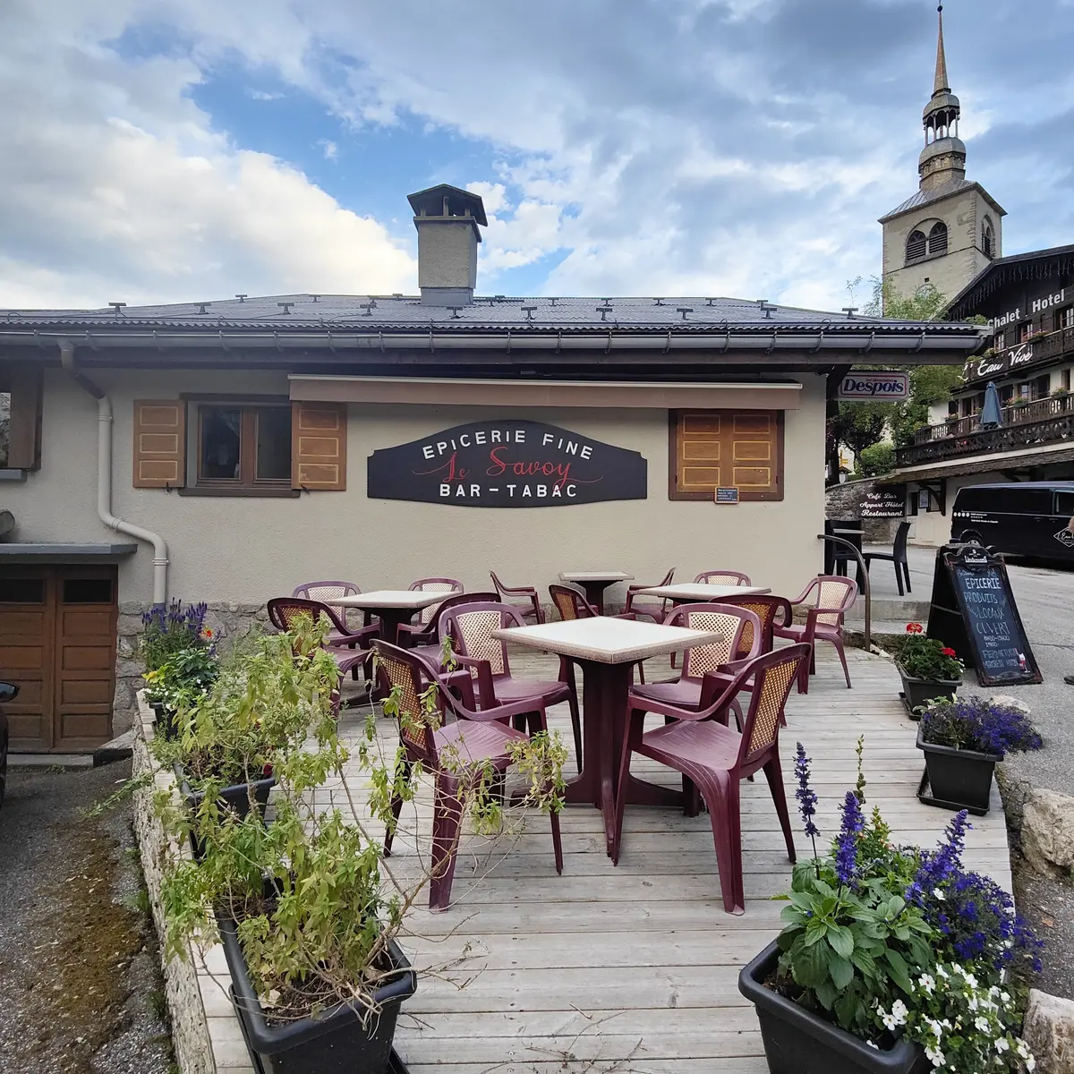 Terrasse et vue sur l'église