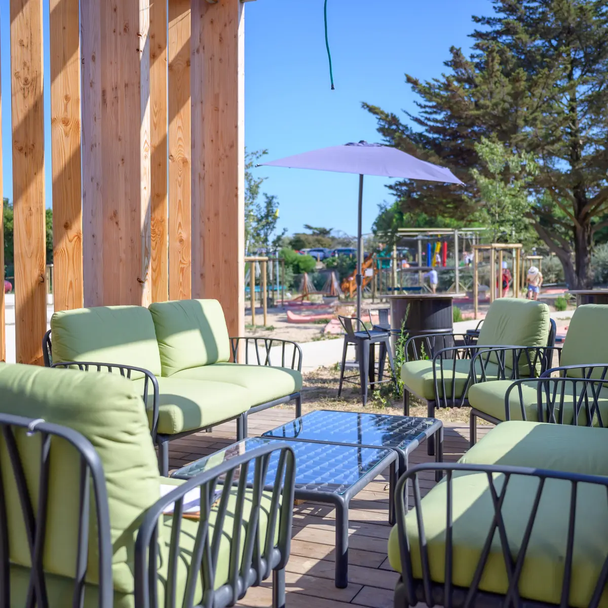 La terrasse avec vue sur les activités