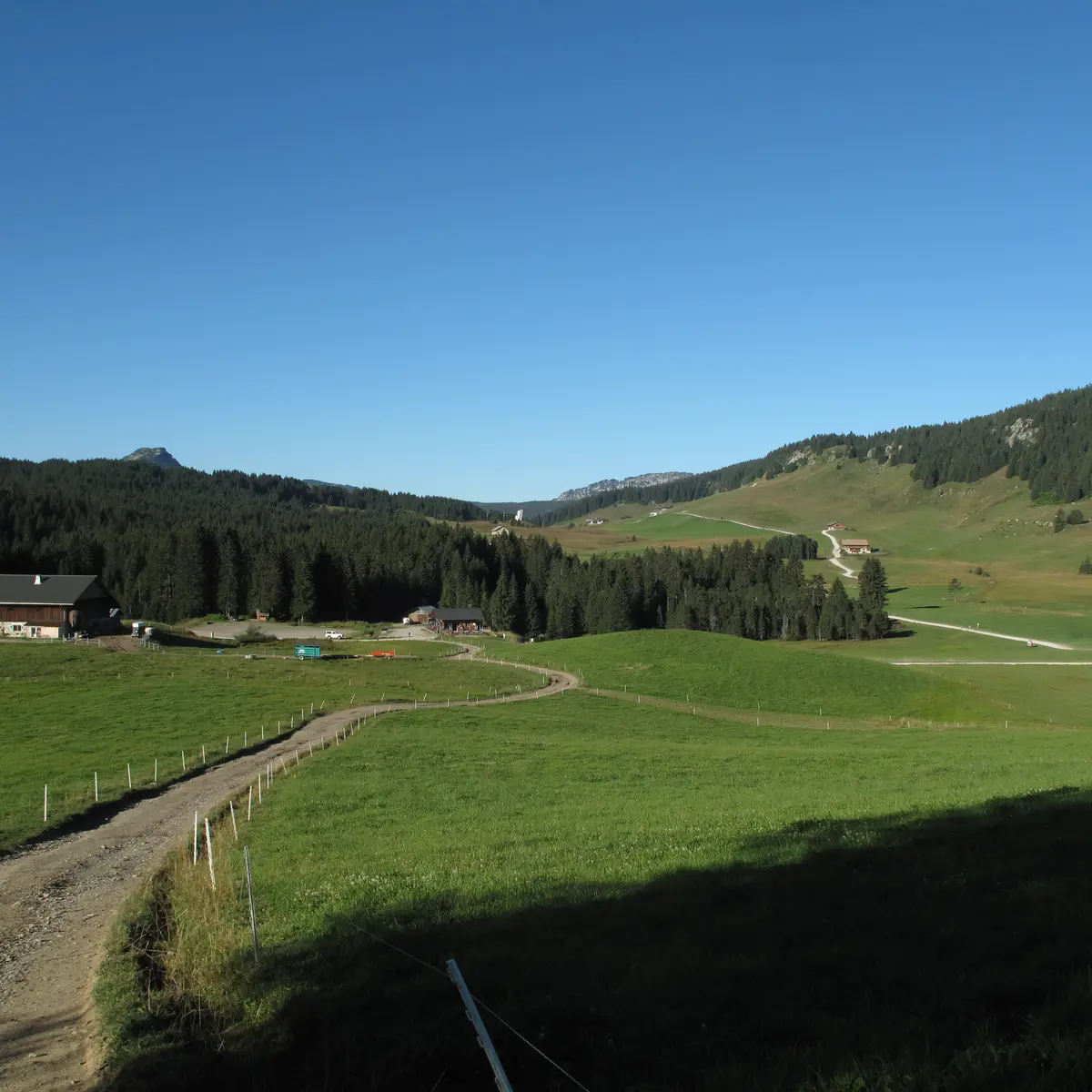 En regardant derrière soi, sur le chemin qui monte après l'extrémité du plateau
