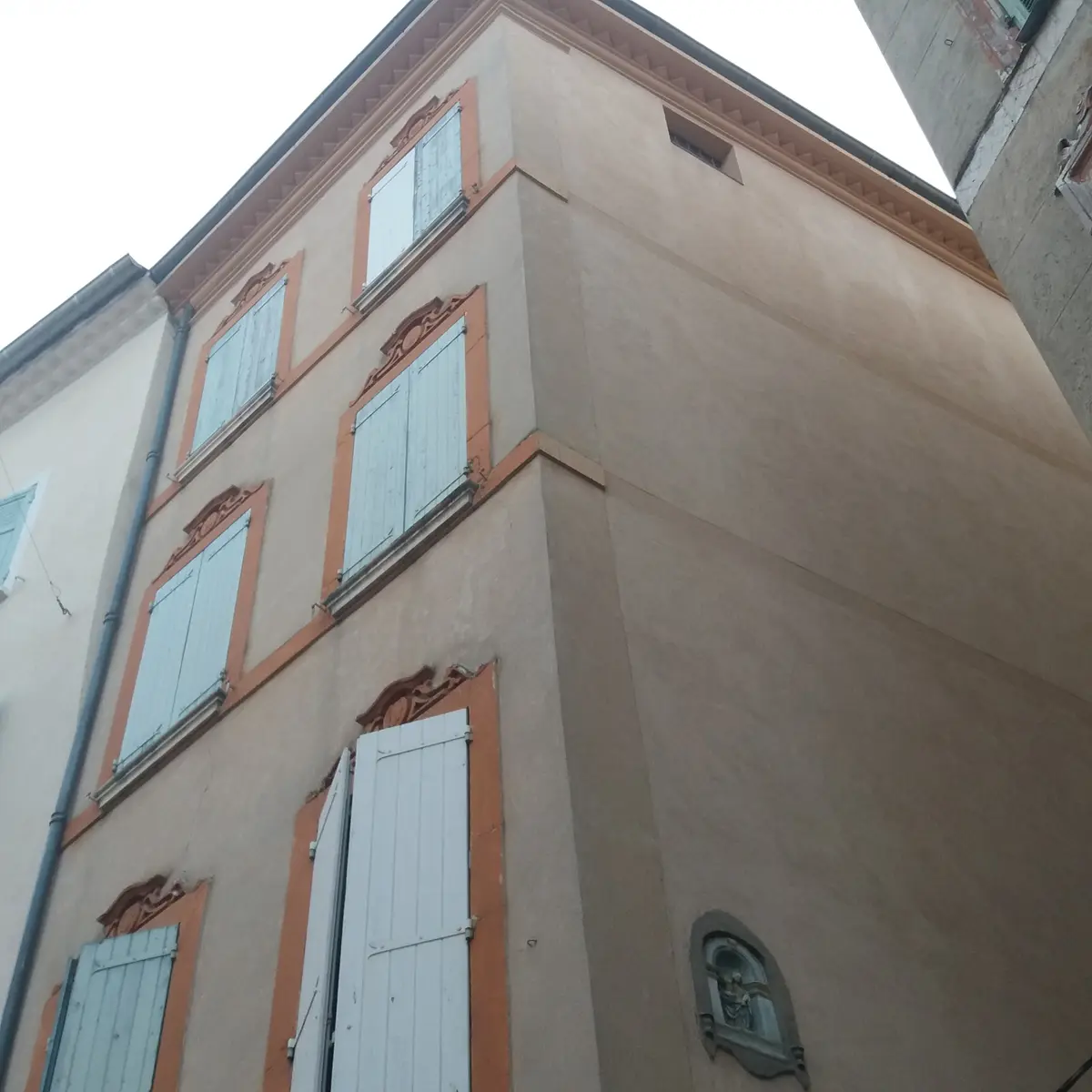 Bâtiment et la niche