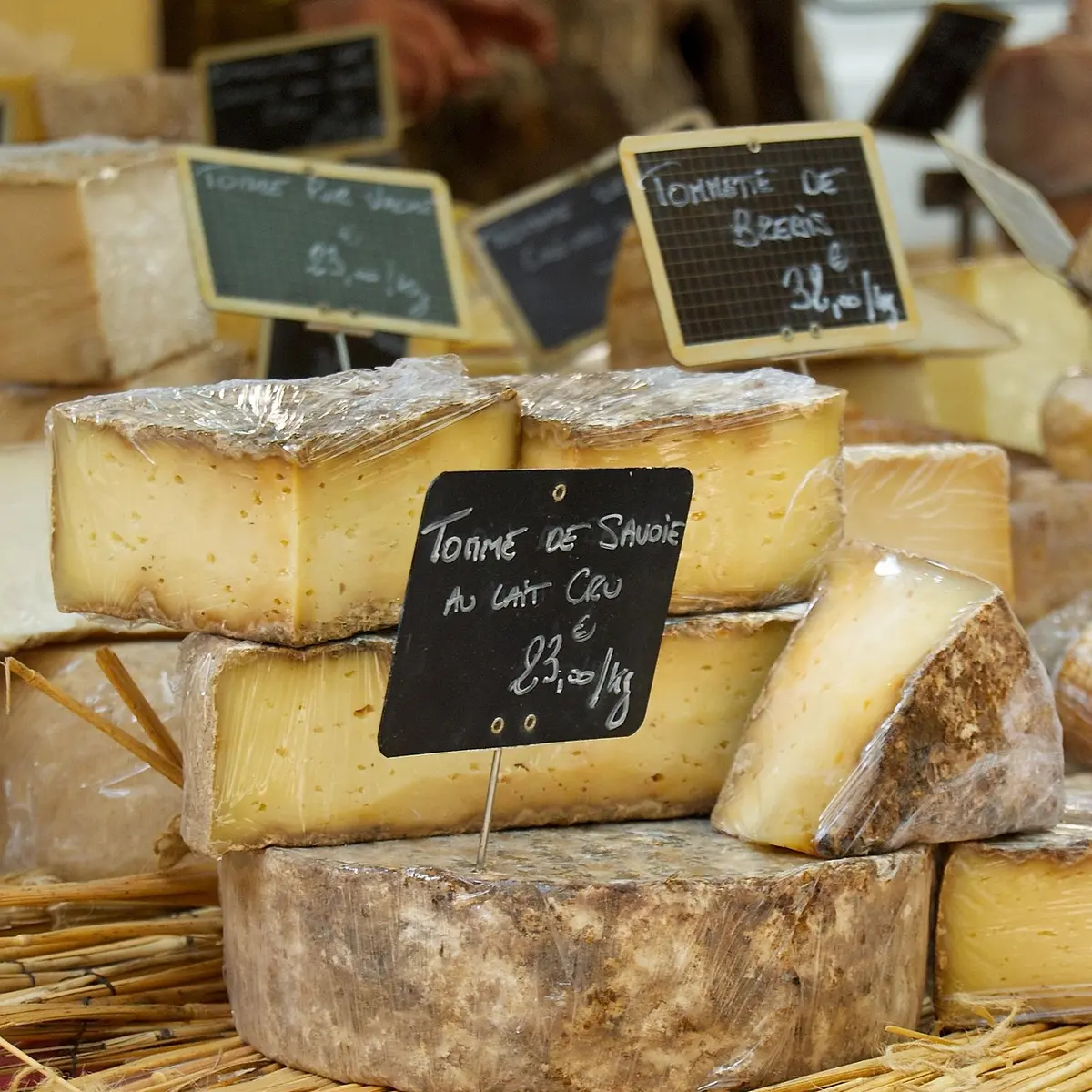 Tome de Savoie dans commerce