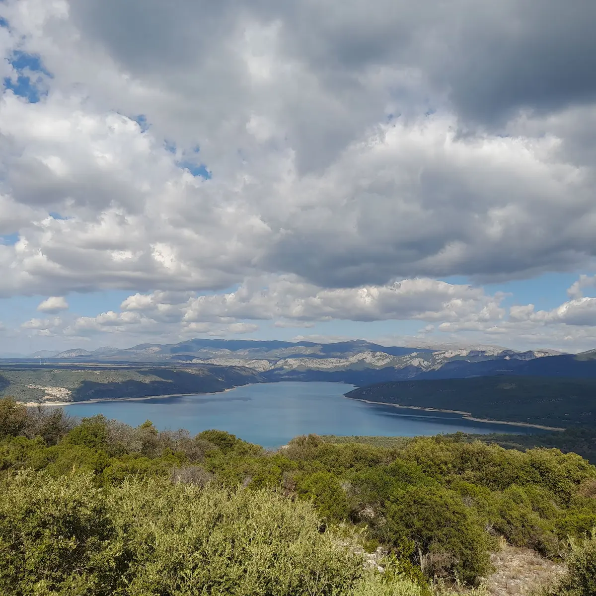 Panorama sur l'ensemble du lac et des collines
