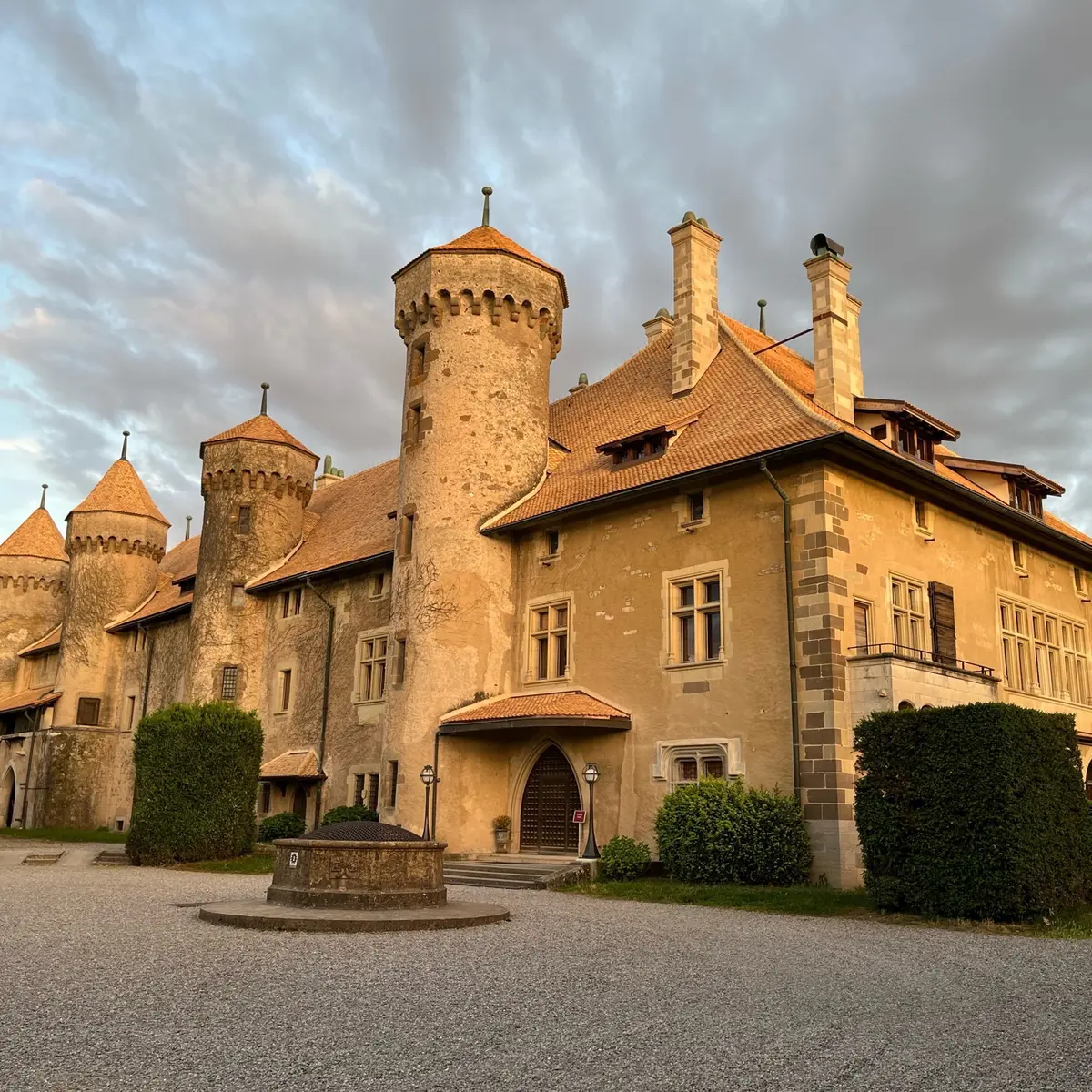 Vue du château depuis la cour