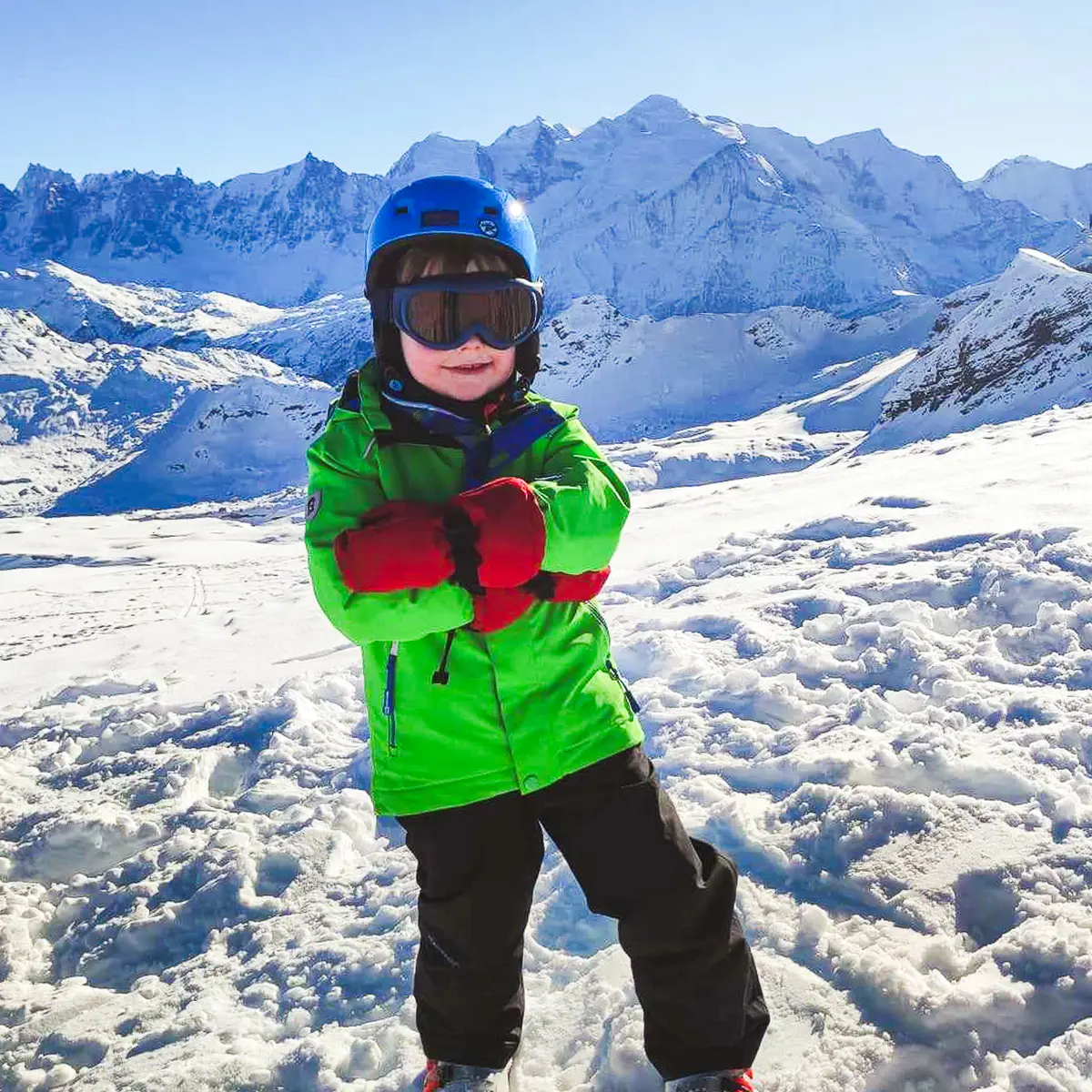 Un enfant lors d'une pause au sommet des Grandes Platières devant le mont Blanc