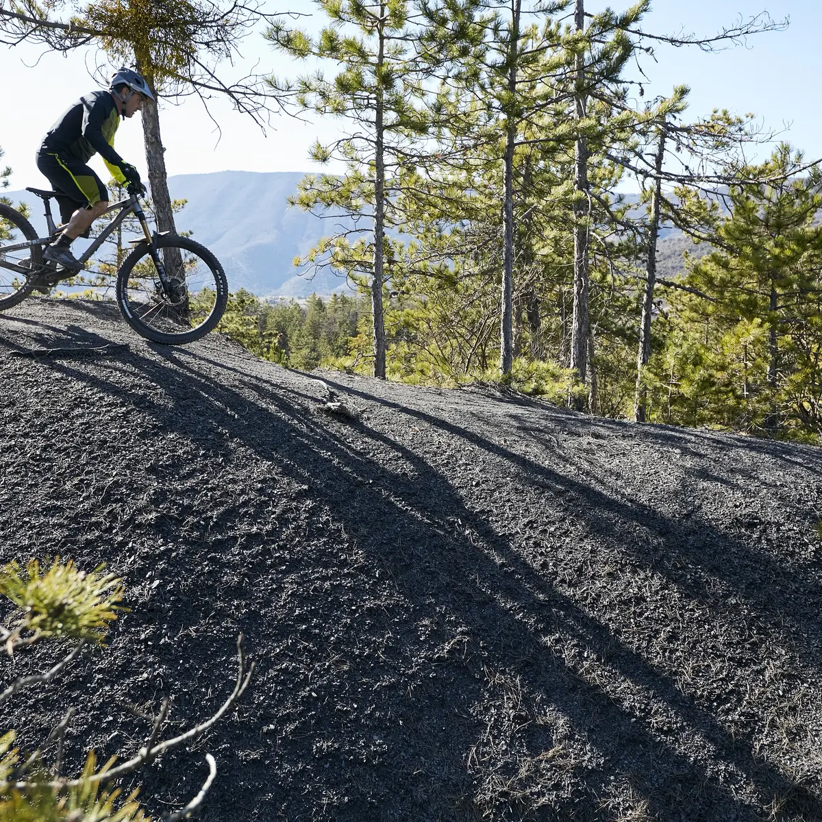 Sentier balisé dans les Terres Noires